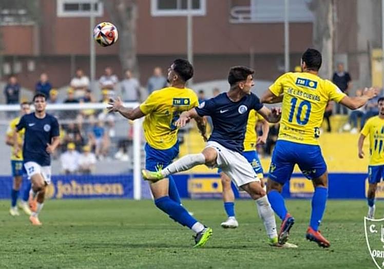 Revilla, siempre con incansable derroche físico, ningún balón recibió en el área para marcar gol en Lasesarre.