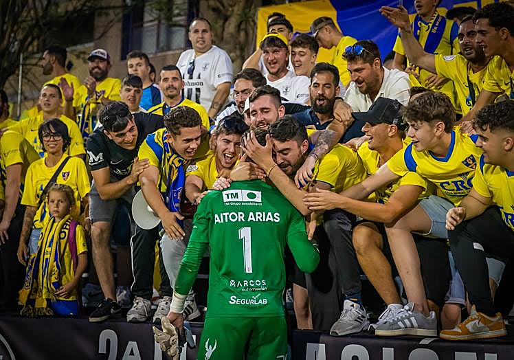 El portero Aitor Arias se abraza a la felicidad de los aficionados del Frente Eskorpión por la victoria (3-1) contra el Barakaldo.