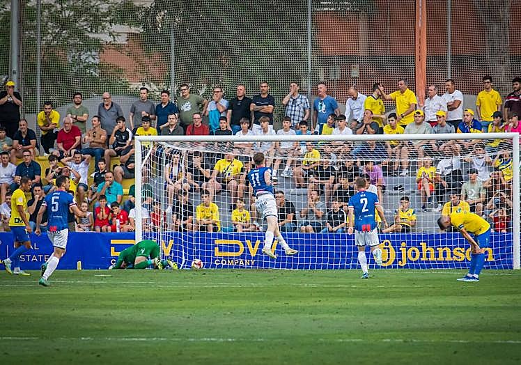 Aitor, evitó el (0-1) en el minuto 5 en Los Arcos, pero poco pudo hacer en el tiro de Endika Bujan con balón junto a la base del poste.