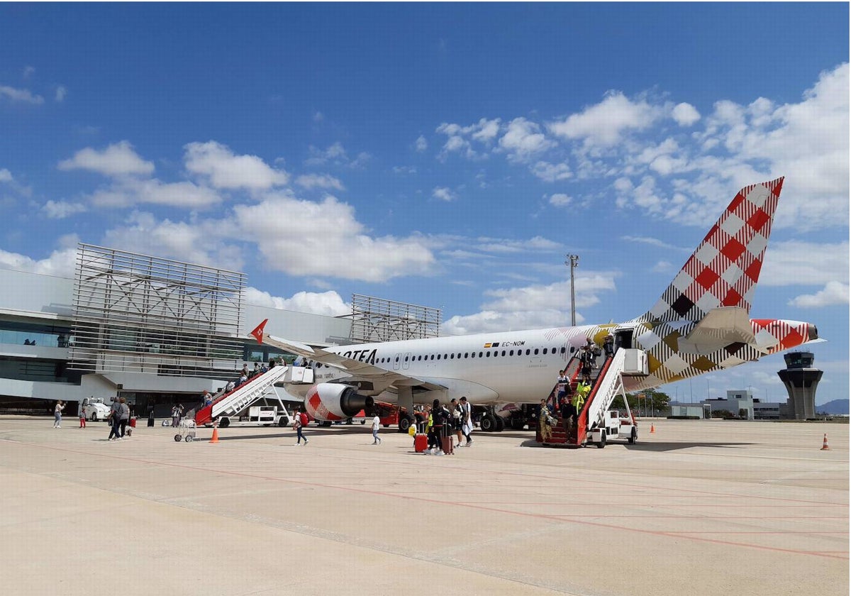 Los pasajeros descienden de un avión de Volotea procedente de Bilbao, el pasado domingo en el aeropuerto regional.