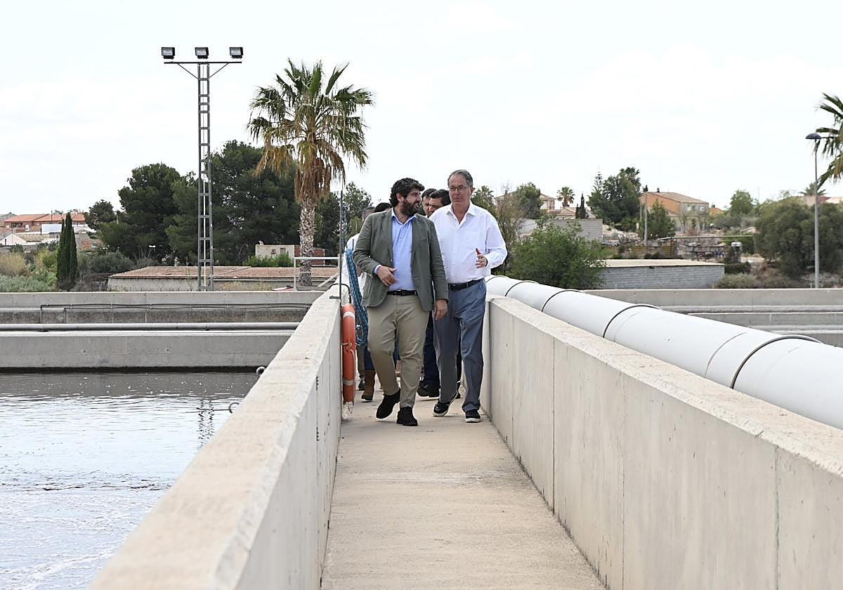 Fernando López Miras y Nicolás Pascual de la Parte, este lunes en Alguazas.