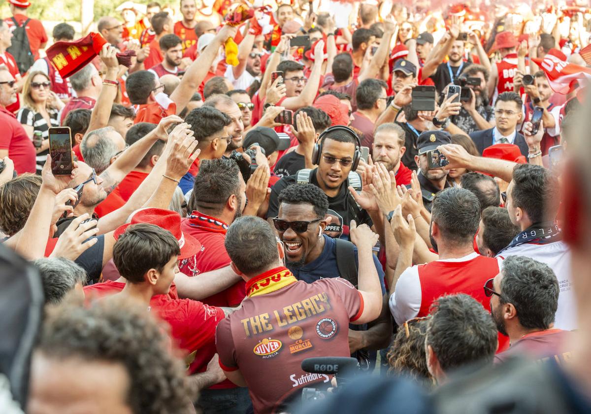 Recibimiento a los jugadores del UCAM Murcia CB, antes del cuarto partido en el Palacio de los Deportes.