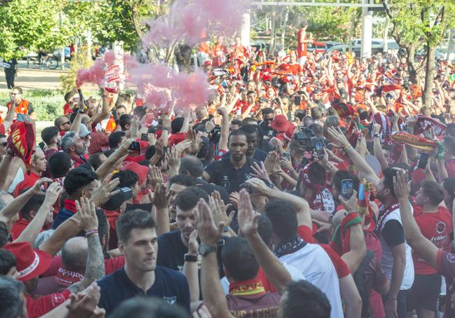 Recibimiento a los jugadores del UCAM Murcia CB, antes del cuarto partido en el Palacio de los Deportes.