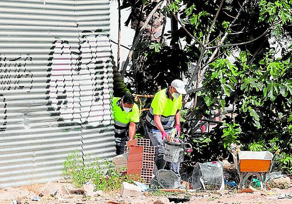 Operarios proceden al cierre del vallado.