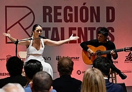 La cantaora santomerana Carmen Doorá y el guitarrista de La Unión Antonio Muñoz Fernández, ganador del Bordón Minero, en su actuación.