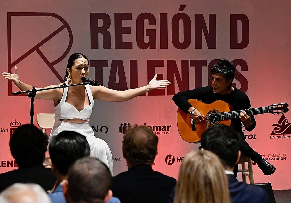 La cantaora santomerana Carmen Doorá y el guitarrista de La Unión Antonio Muñoz Fernández, ganador del Bordón Minero, en su actuación.