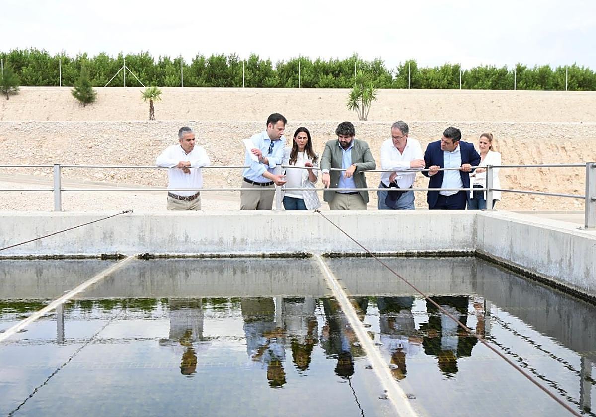 El líder popular en la Región, Fernando López Miras (c), ayer en Alguazas, junto a integrantes del partido.