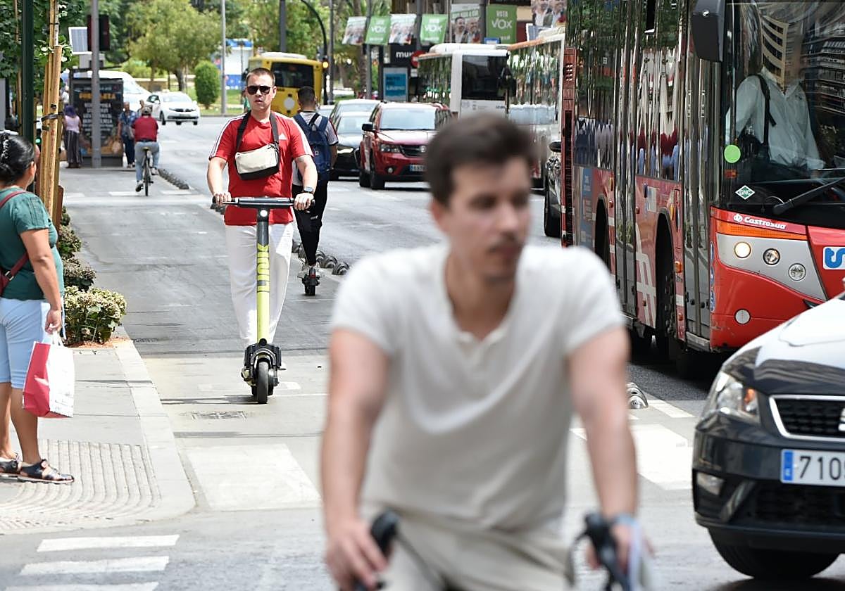 Un usuario del servicio de alquiler de patinetes circula, ayer, por uno de los carriles bici de la ciudad.