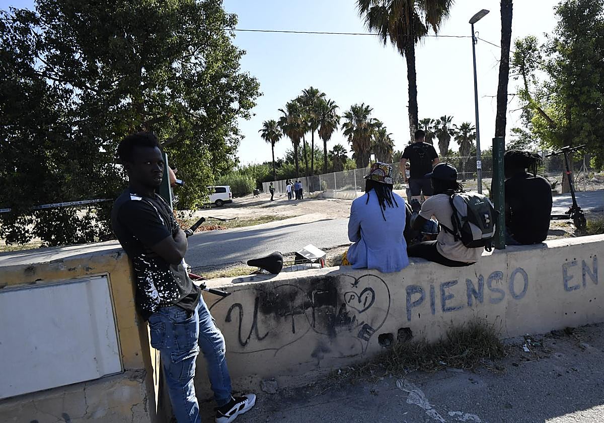 Desalojo del poblado en La Fica, este martes por la mañana.