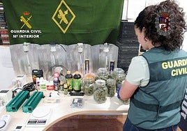 Efectos incautados en una casa cueva de Jumilla.