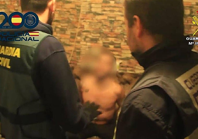 El murciano, denominado como el ciberdelincuente más buscada de España, en el momento de su detención en Rumanía.