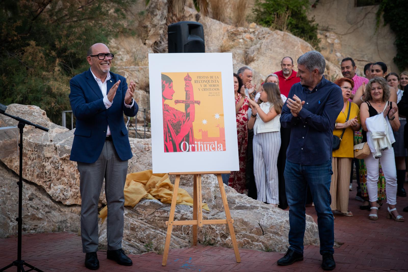 La presentación del cartel de los Moros y Cristianos de Orihuela, en imágenes