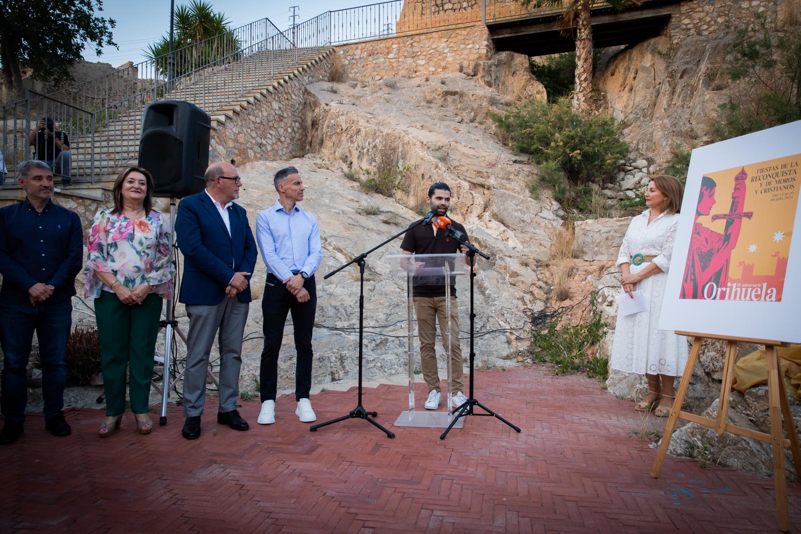 La presentación del cartel de los Moros y Cristianos de Orihuela, en imágenes