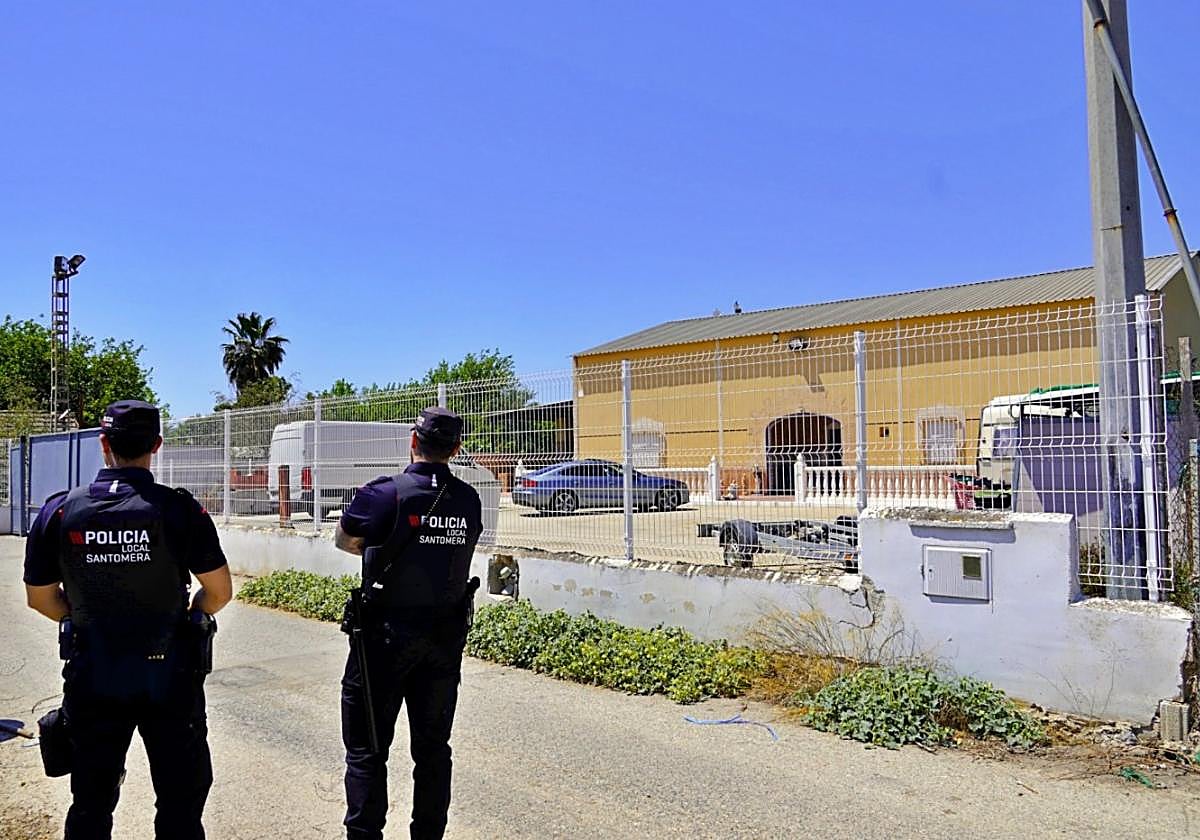 Dos agentes de la Policía Local, ayer ante la vivienda.