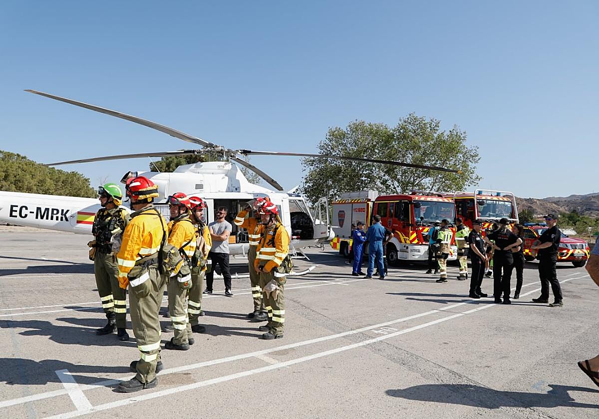 Efectivos del Plan Infomur, ayer, durante la presentación en el Huerto de la Rueda.