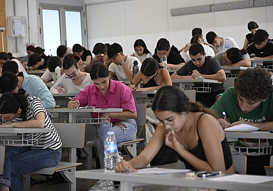 Estudiantes se examinan de la Ebau en el Aulario Norte de Espinardo, este miércoles.