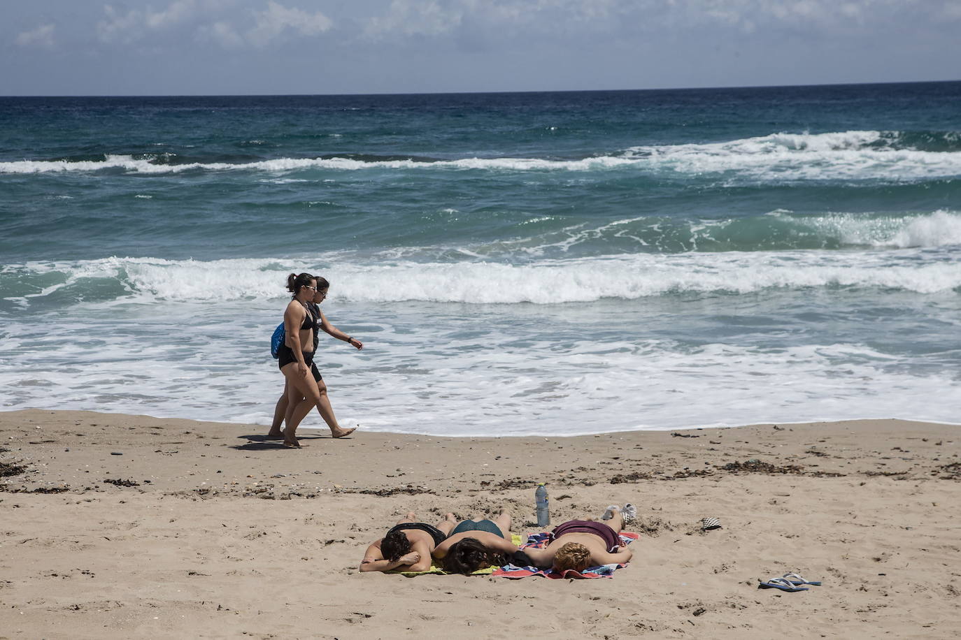 Imagen de archivo de varias personas en una playa