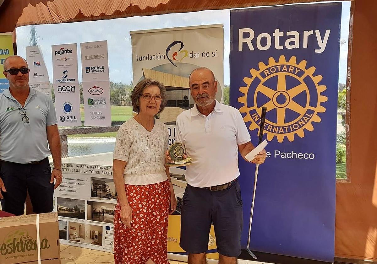 Imagen principal - Campeón de 1ª categoría. El jugador Enrique Pérez de los Cobos, delegado de Aesgolf en la Región, fue el ganador. Toda una mesa de regalos para el torneo. El chef Joaquín Madrid, junto a sus famosas flores de alcachofas. 