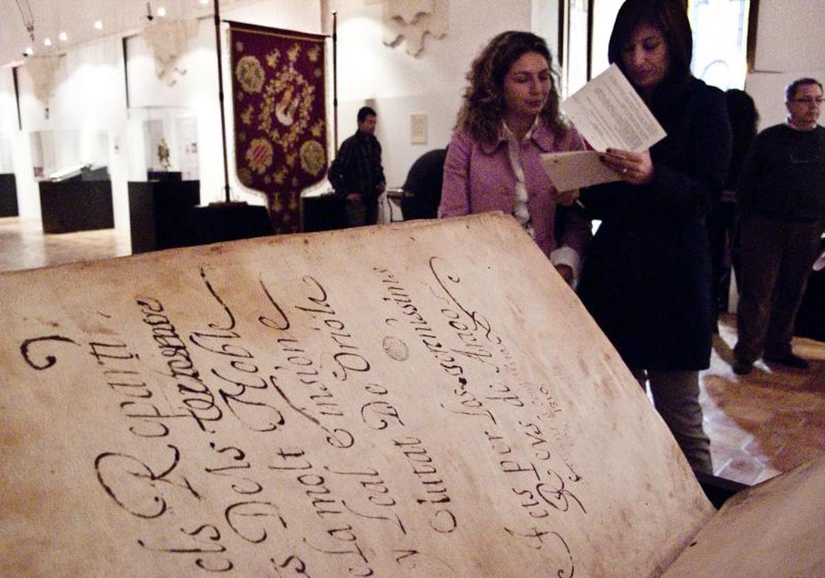 La exalcaldesa, Mónica Lorente (der), y la entonces concejal de Cultura, Pepa Ferrando (izq), durante la inauguración de la exposición para la cual fue cedido temporalmente el documento en 2010.