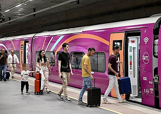 Pasajeros se suben a un tren Avlo en la estación de Murcia.