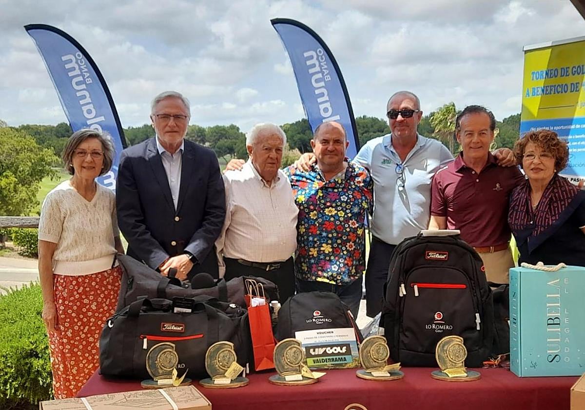Apoyos. Flanqueando a Pedro Jiménez (2º por la i),el actual alcalde de Torre Pacheco, Pedro A. Roca, y el colorista chef Joaquín Madrid, junto a otros miembros de la organización.