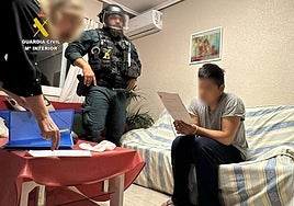 El detenido, tras ser sorprendido en su vivienda de Murcia.