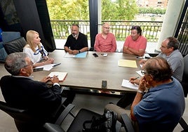La delegada del Gobierno, Mariola Guevara, y el presidente de la CHS, Mario Urrea, reunidos ayer en la Delegación con los representantes de organizaciones agrarias del Altiplano.