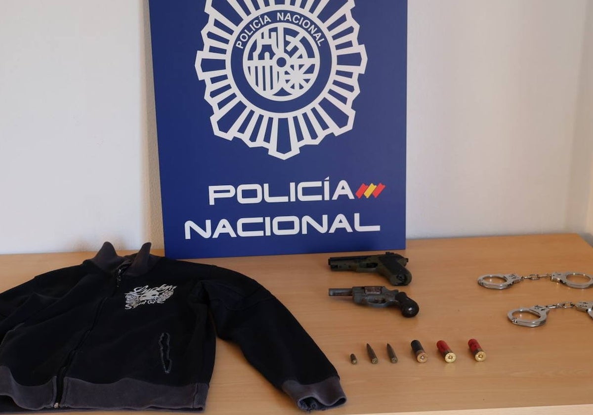 Armas, esposas y otros objetos incautados en la operación.