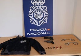 Armas, esposas y otros objetos incautados en la operación.