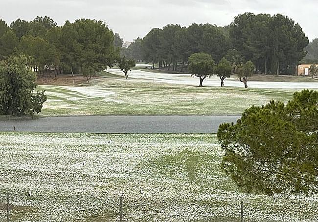 El granizo pinta de blanco el césped en Altorreal.