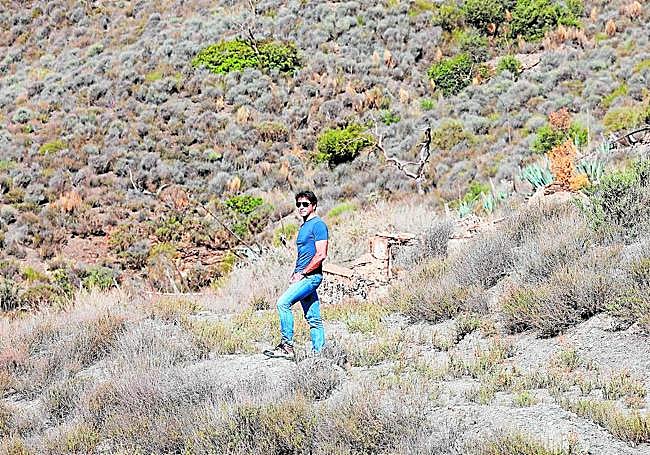 Paisaje familiar: Miguel Ángel Ruiz, fotografiado esta semana en la sierra de los Mayorales (Águilas).