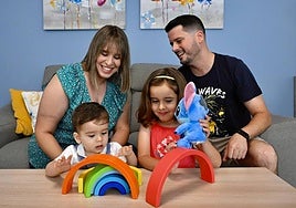 Rebeca Velasco y Alberto Martínez, con sus dos hijos.