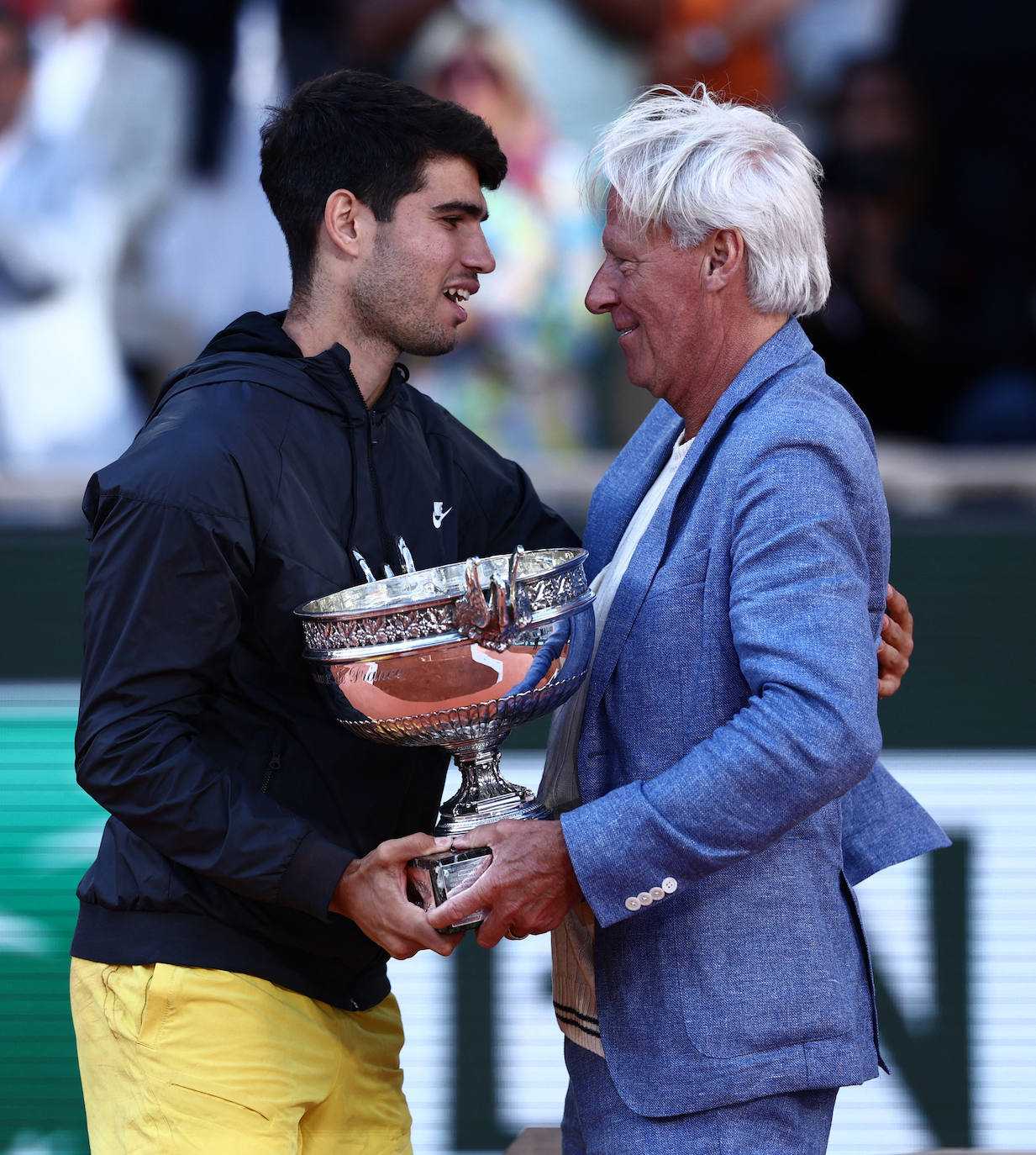 Björn Borg entrega la Copa de los Mosqueteros a Carlos Alcaraz, ayer tras la final.