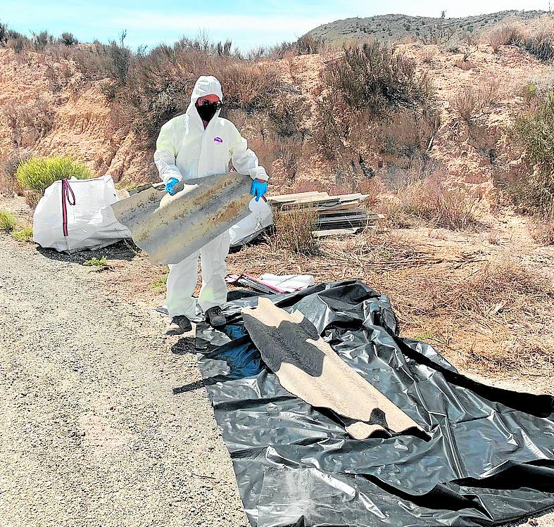 Un técnico contratado por Carreteras, con unas placas de uralita.
