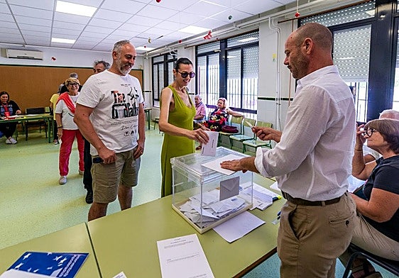 Una mujer votando en el colegio Francisco Cobacho de Algezares.
