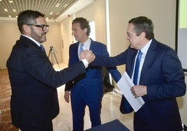 Miguel López Abad y José María Albarracín se estrechan la mano, en una foto de archivo.