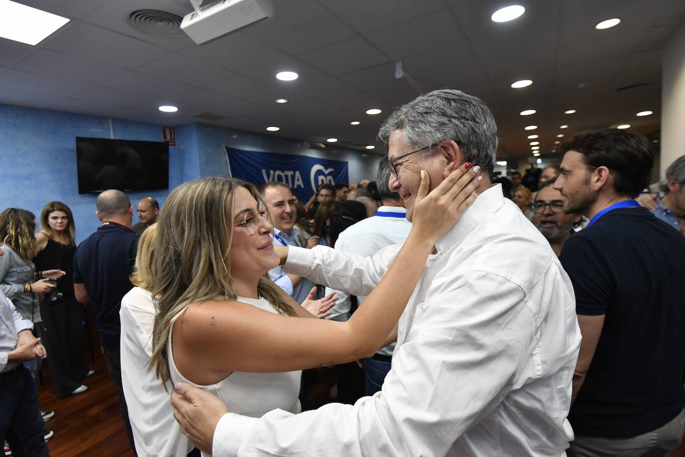 La celebración del PP en Murcia tras las elecciones europeas, en imágenes