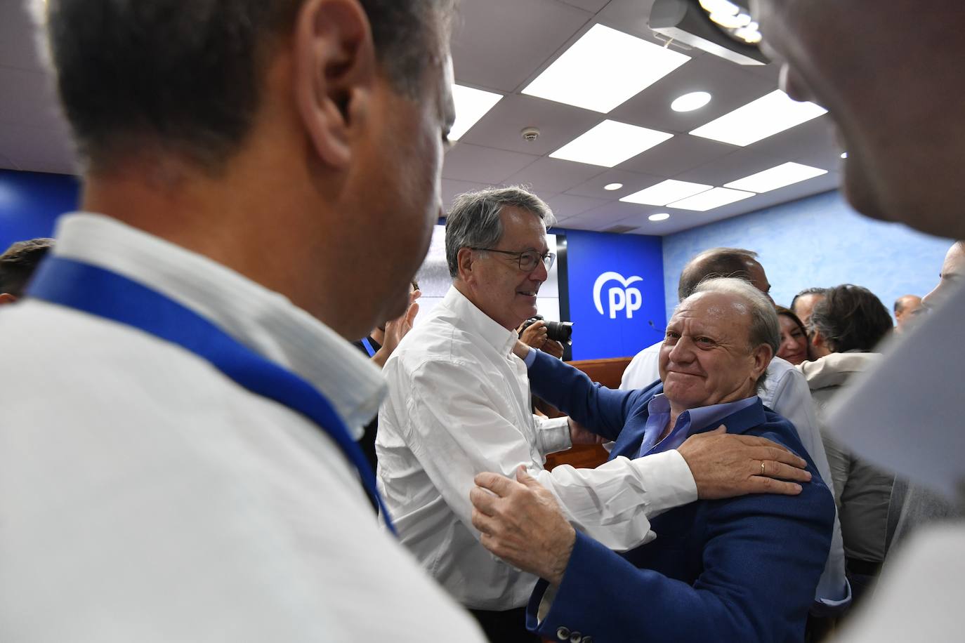 La celebración del PP en Murcia tras las elecciones europeas, en imágenes