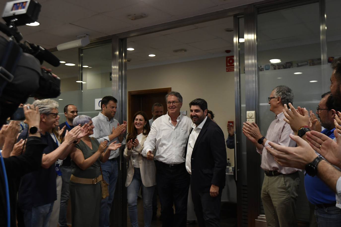 La celebración del PP en Murcia tras las elecciones europeas, en imágenes