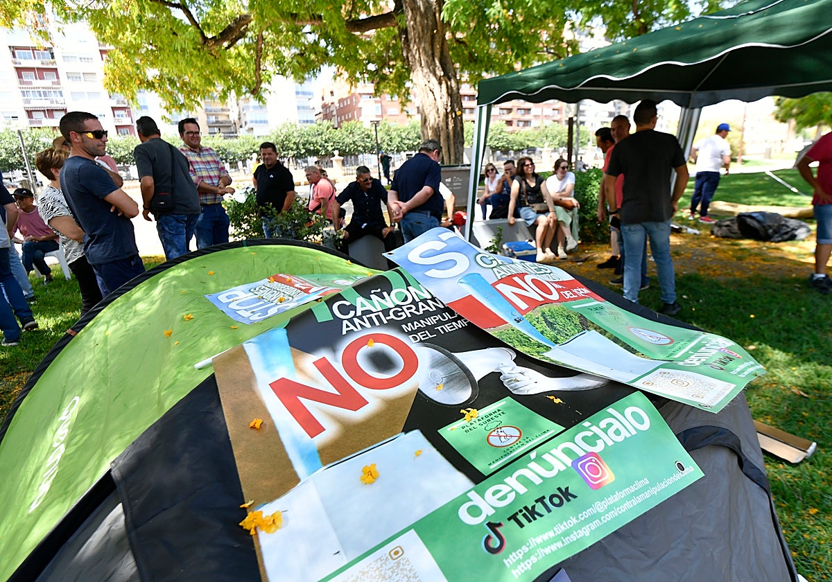 Los agricultores protestan frente a la puerta de la Delegación del Gobierno este lunes.