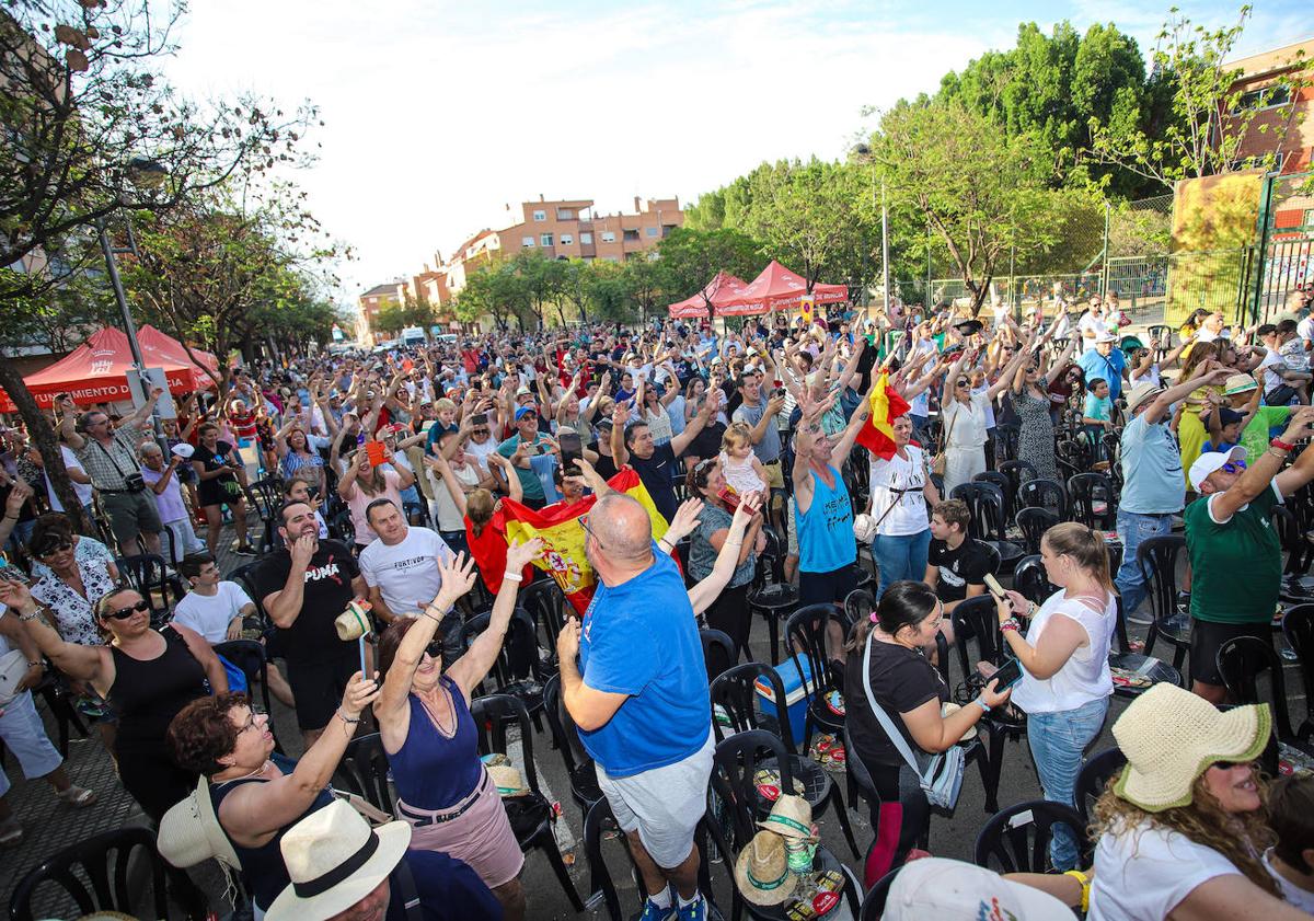 Imagen principal - Euforia entre los vecinos de El Palmar congregados en la Avenida Pintor Pedro Cano tras la victoria. El alcalde Ballesta con la pedánea Verónica Sánchez.