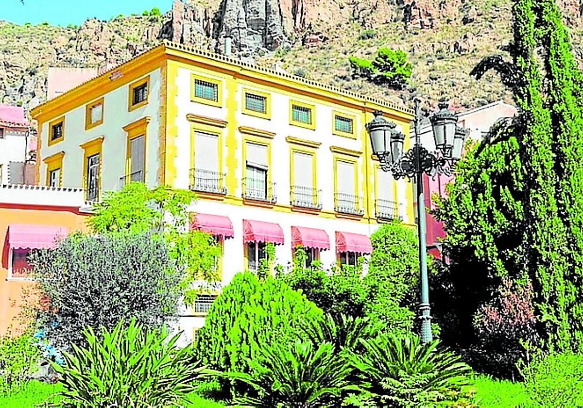 Jardines y edificio principal de la Casa del Conde.