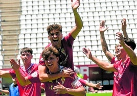 Los jugadores del Imperial celebraron la victoria sobre el Cieza con sus aficionados.