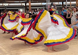 Bailarinas de la Asociación Grupo Folclórico Aires de Colombia.