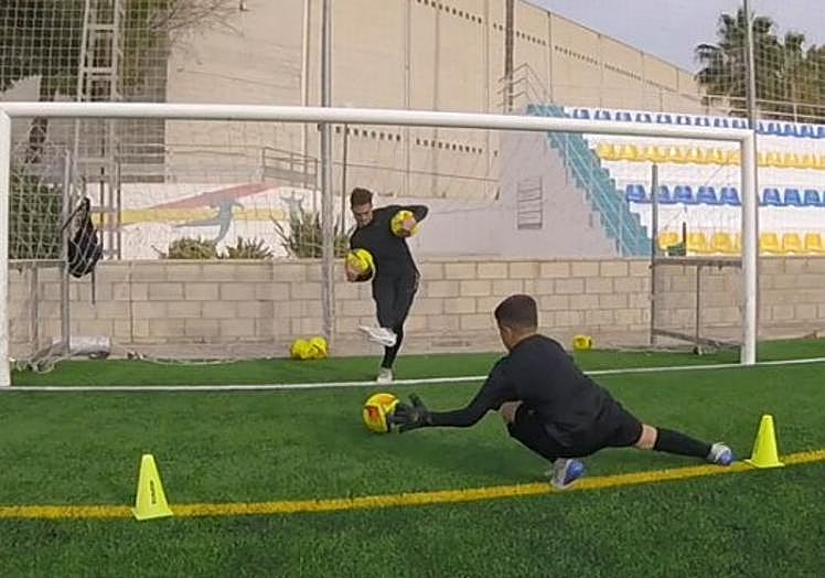 Aitor, adiestra a un niño portero en la Escuela Municipal de Benejúzar.