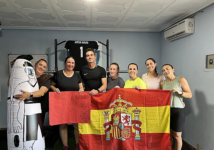 Aitor posa con alumnas del gimnasio municipal en Benejúzar.