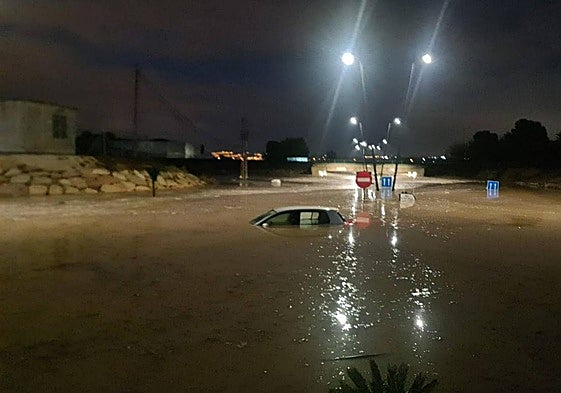 Lluvia en la avenida Miguel de Cervantes de Murcia. En vídeo, inundaciones en Las Torres de Cotillas