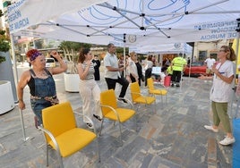 Una enfermera dirige una sesión de ejercicios para prevenir las caídas este lunes en Murcia, en una de las actividades de la Ruta Enfermera.