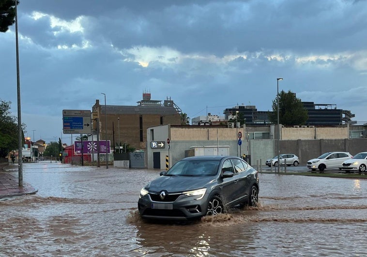 Lluvia en la avenida Miguel de Cervantes de Murcia. En vídeo, inundaciones en Las Torres de Cotillas