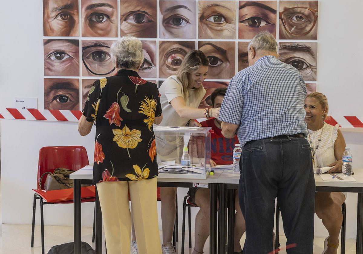 Dos votantes en un colegio electoral de Cartagena, el pasado domingo.